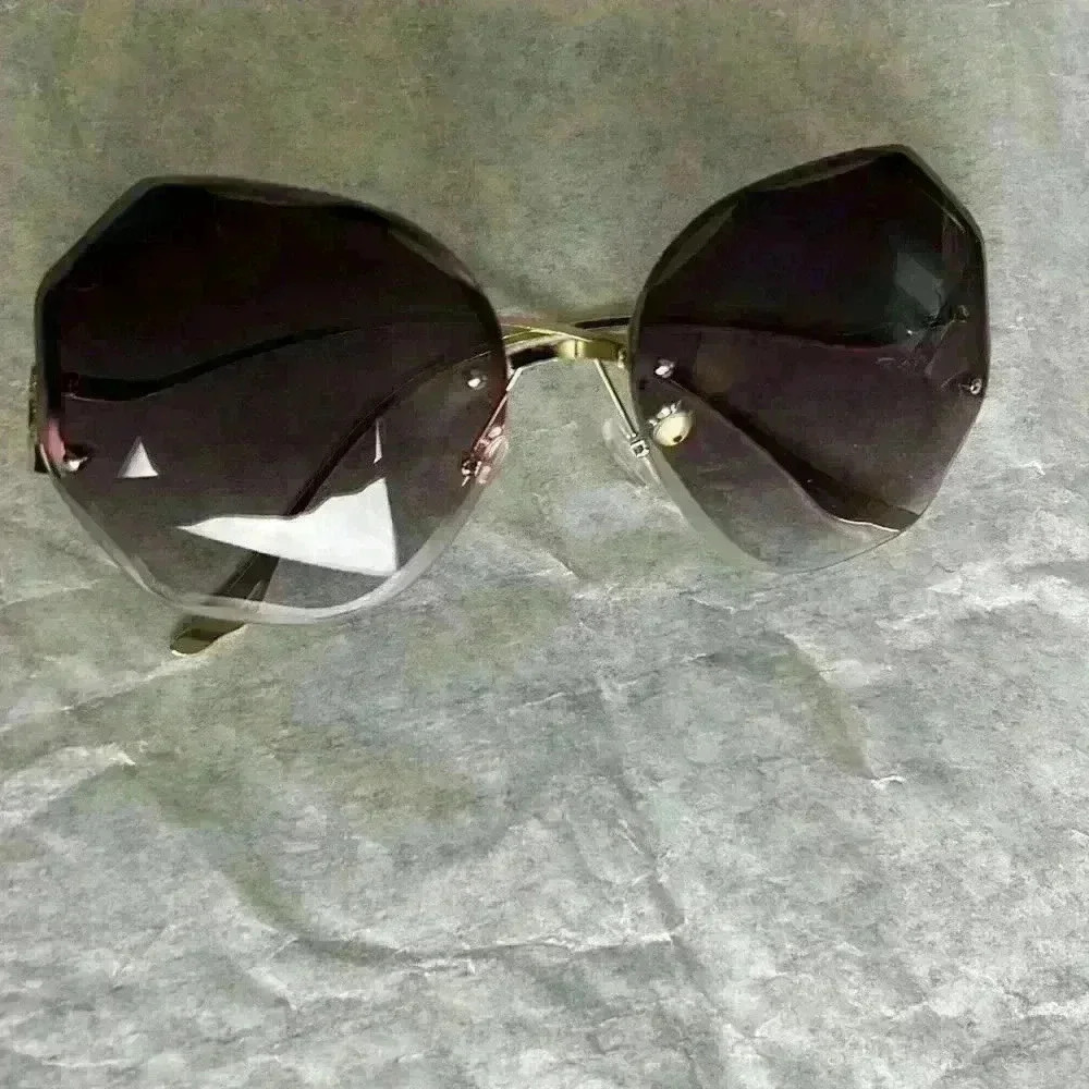 Woman sunglasses. - Picture 3 of 4